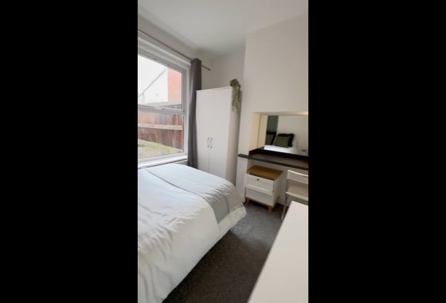 Comfortable Double En-Suite Room in Shared House Main Photo