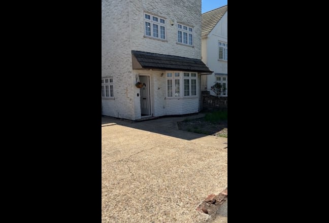 Double room to Let in a 3 Bedroom House Main Photo