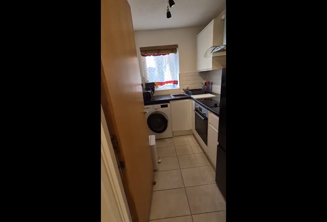 Newly Refurbished Studio Flat with Parking Main Photo