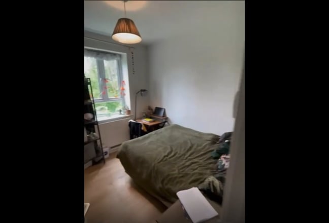 Video 1: Bit blurry, will try and upload new pictures once my flatmate sends them, mesaage for a clear video!