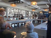 L'alumnat de l'institut demana una optativa de cuina i en fa un tastet en un taller intergeneracional