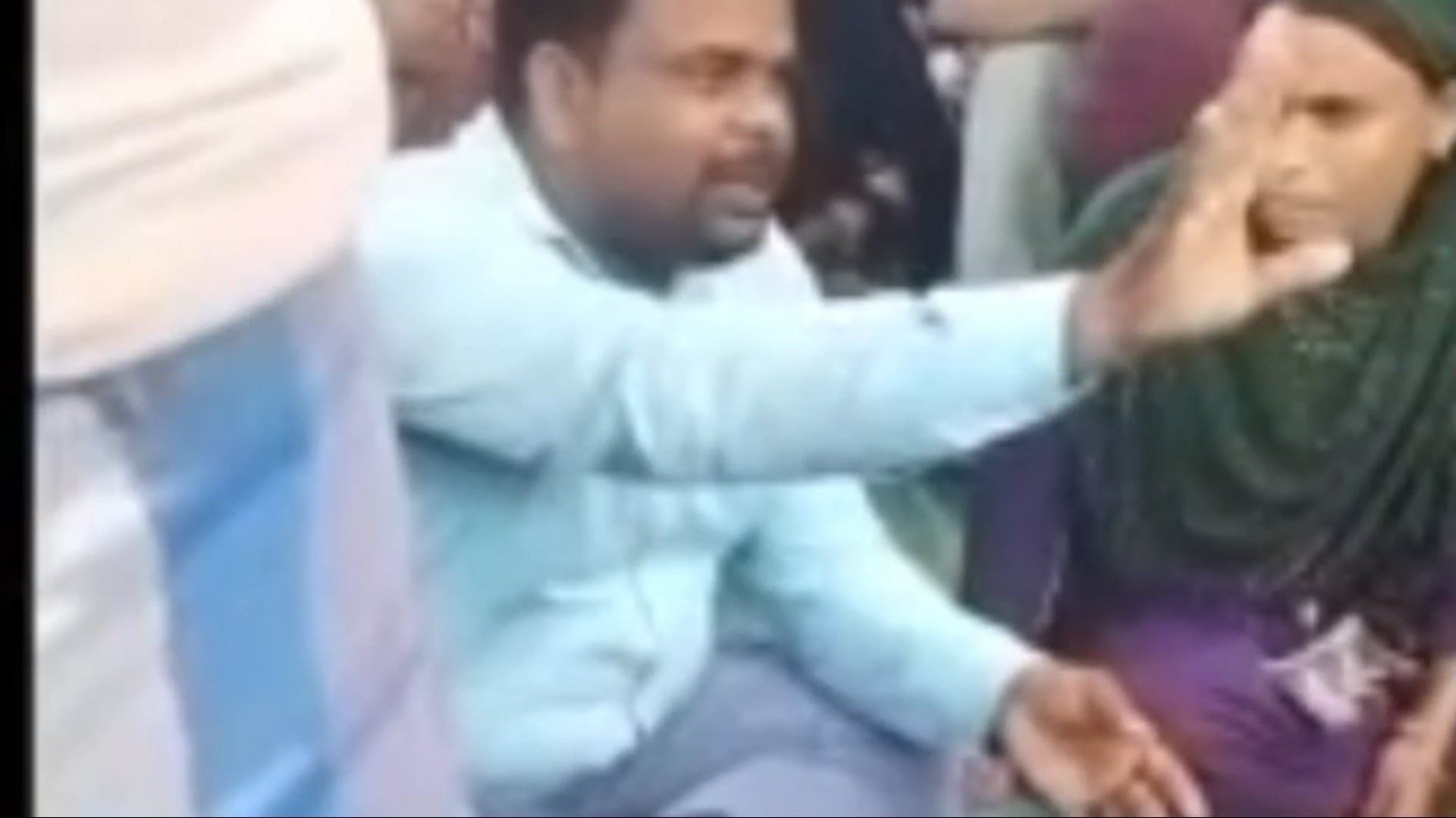 बांका चांदन में शिकायत जांच के दौरान भारी बवाल,जीविका सीएम सबीना खातून के पति कासिम अंसारी ने बीपीएम को को दिया धमकी.