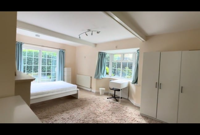 Large Double Bedrooms (7 min walk to WGC Station) Main Photo