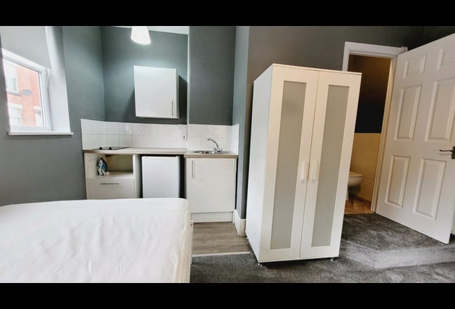 Bedsit with en suite & Kitchen Area Main Photo