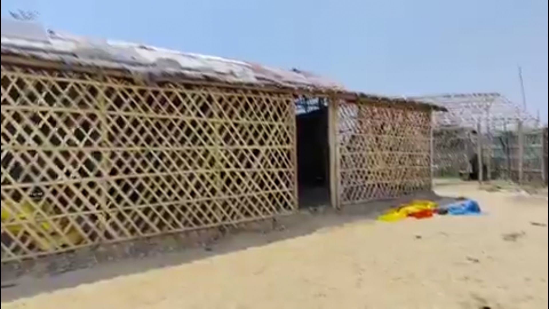 ▶️.......UP- मेरठ में अवैध झुग्गी-बस्तियों का मामला-
बांस के ढांचे से एक मस्जिद तैयार की गयी है. इस मस्जिद में नमाज पढ़ने-पढ़ाने के इंतजाम है. धार्मिक पुस्तकें, रहने के इंतजाम सभी कुछ. यहां इस्लामिक शिक्षा के लिए बच्चों को लाया जाता था. मदरसे के रूप में भी इस परिसर का इस्तैमाल होता था. 
बिहार के मौलाना सुबह 9 बजे तक बच्चों को पढ़ाते थे और फिर कहीं चले जाते थे. वह दूसरी बस्तियों में भी धार्मिक शिक्षण का कार्य करते थे. उनका नाम तक बस्ती वाले नही जानते. फिलहाल पुलिस मौलाना को हिरासत में लेकर पूछताछ कर रही है.