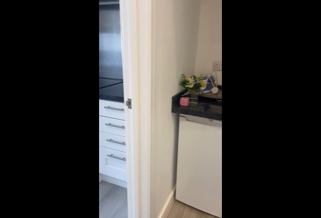 Lovely Bright Modern Flat to Let Main Photo