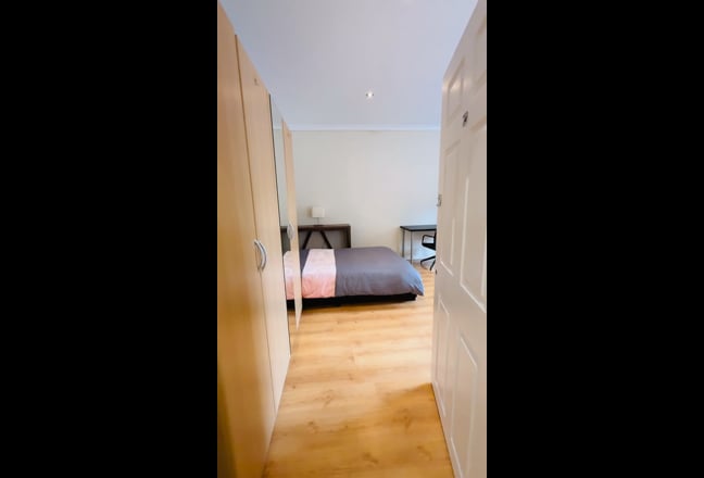 A Large and bright, private self contained Studio Main Photo