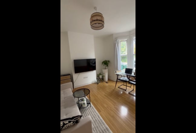 Spacious Double Room with Plenty of Natural Light  Main Photo
