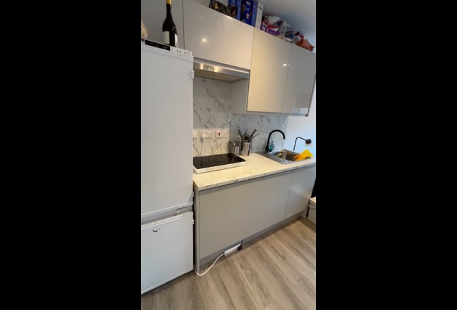 New Refurbish 1 Bed Ensuit Apartment Wapping Main Photo