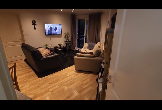 Room for rent, lovely area, close to town  Main Photo