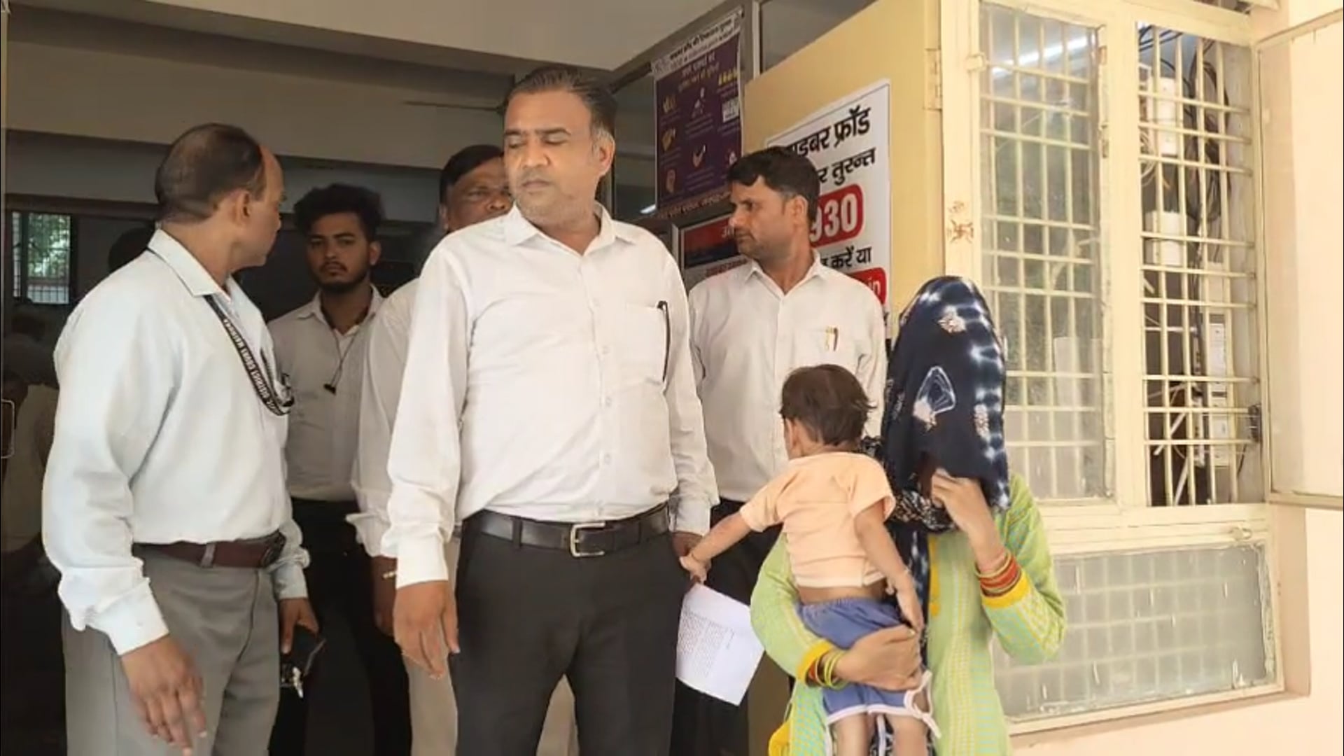 मथुरा में महिला ने लगाया दुष्कर्म का गंभीर आरोप
तमंचे के बल पर दुष्कर्म का आरोप, पुलिस जांच में जुटी
पीड़िता ने न्याय और कड़ी कार्रवाई की उठाई मांग