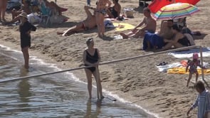 La Platja estrena la barana d'accés a l'aigua per a persones grans o amb mobilitat reduïda