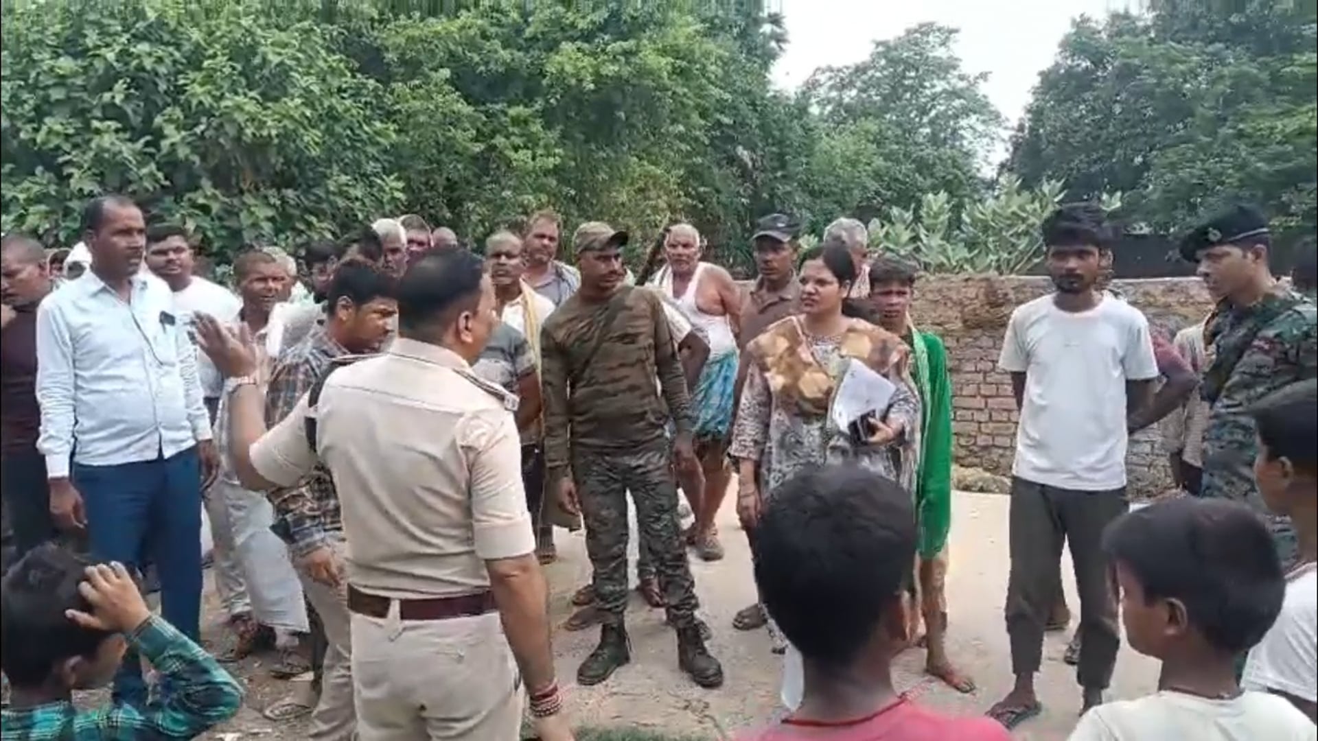 नाले की जमीन पर अतिक्रमण हटाने की चेतावनी, बीडीओ सीओ और थाना अध्यक्ष ने गांव में किया बैठक।