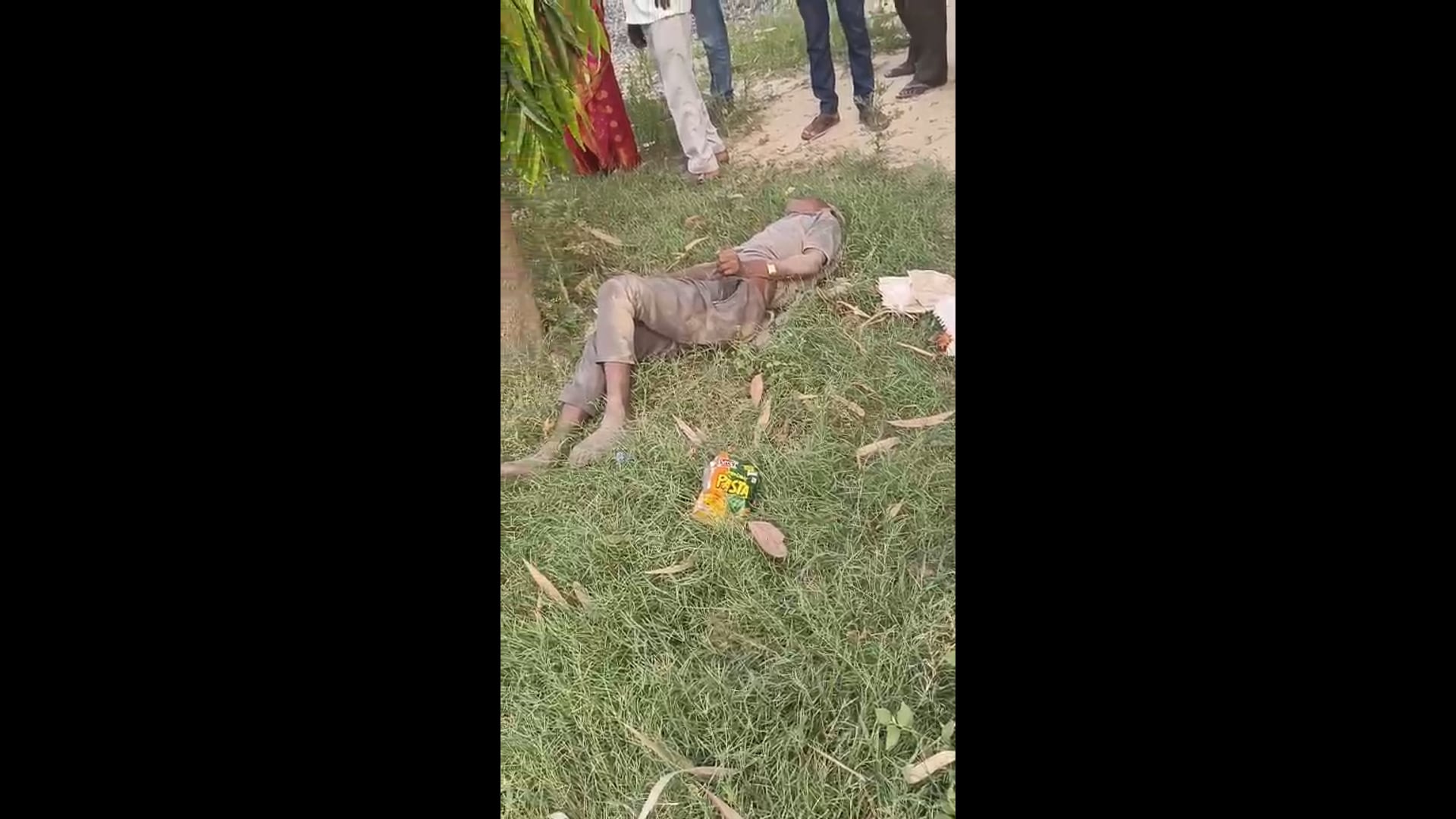 अंबेडकर नगर के थाना क्षेत्र राजेसुल्तानपुर अंतर्गत महाराजगंज से राजेसुल्तानपुर रोड पर वेद हॉस्पिटल से करीब 100 मीटर दूरी पर मिला अज्ञात सव पुलिस जांच में जुटी।