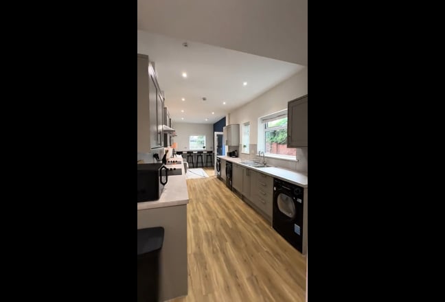 Video 1: Room 1 - Ensuite
