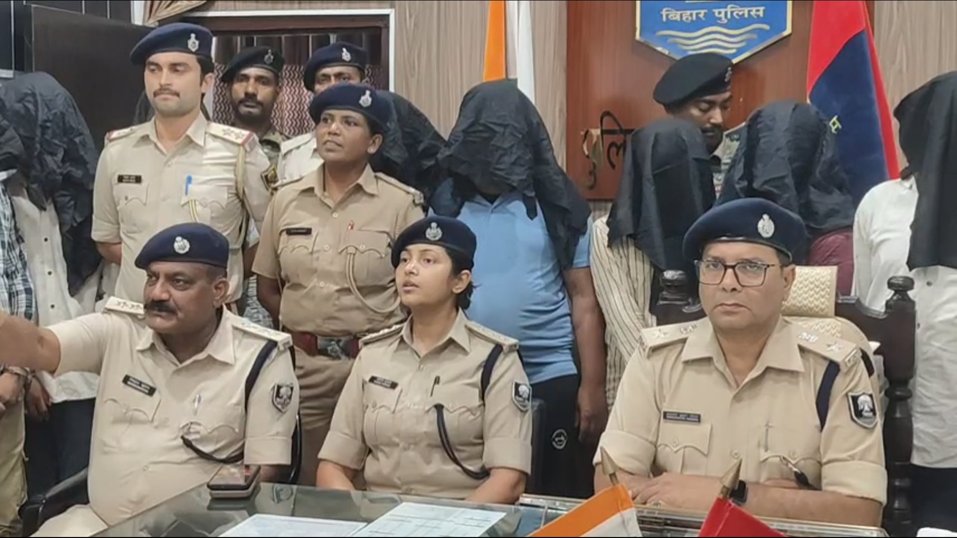 दो लूटकांडों का खुलासा, डकैती की तैयारी कर रहे नौ अपराधी गिरफ्तार; हथियार और लूट का सामान बरामद