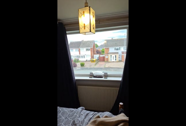 Large spacious furnished room double bed tv  in 4  Main Photo