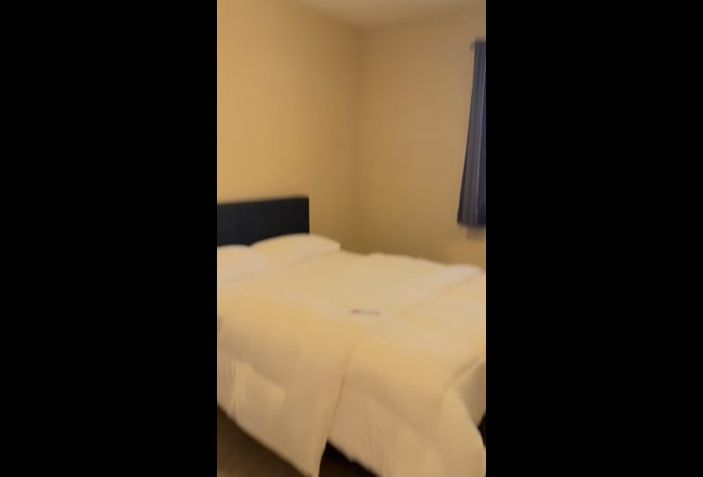 Single bedroom with queen bed and large Tv  Main Photo