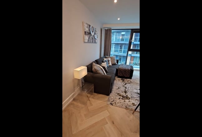 1 Bedroom Apt, South Quay, E14 (Heat, Water & Gas) Main Photo