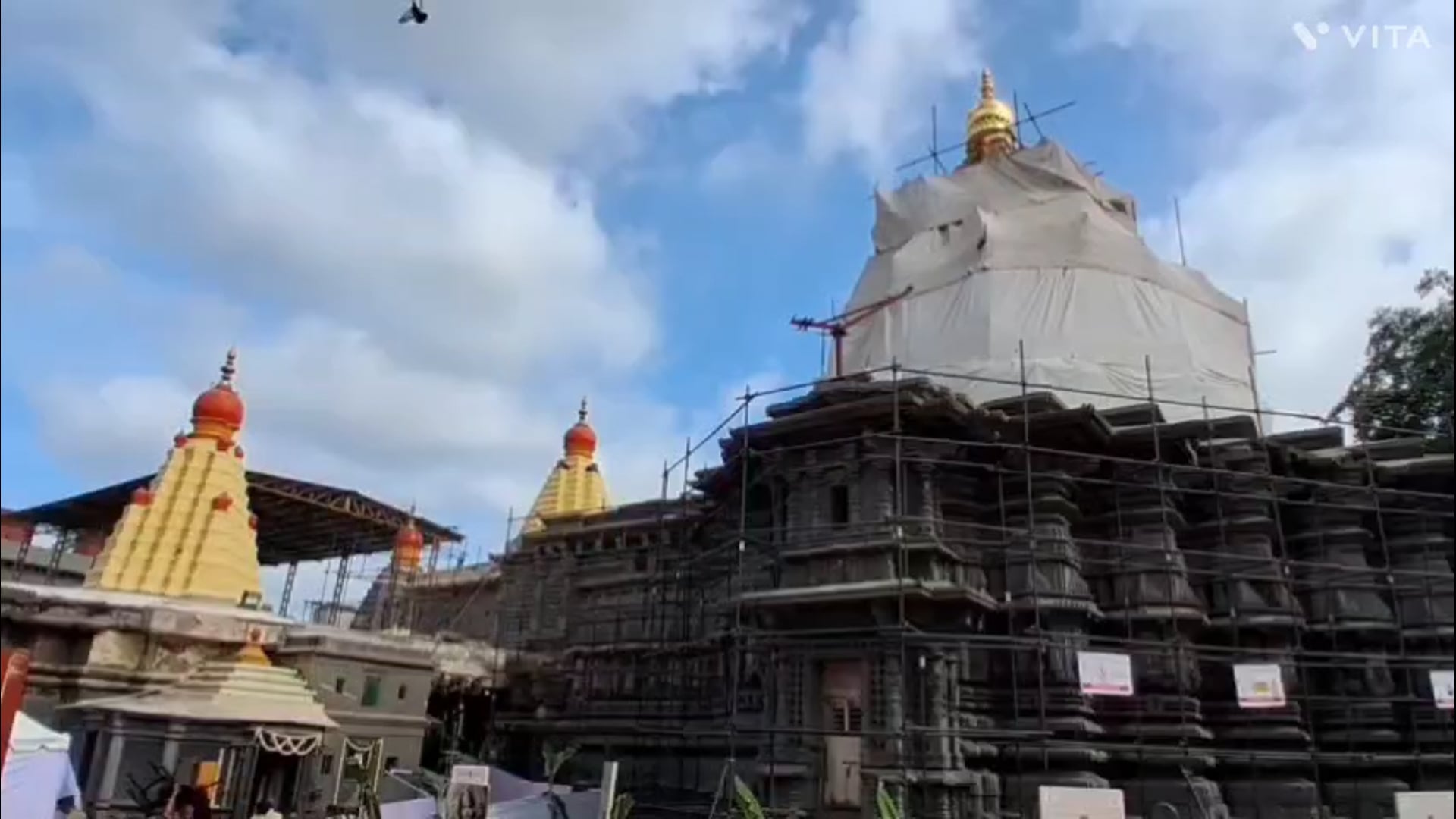 केंद्रीय मंत्री अमितजी शहा यांनी करवीर निवासिनी श्री अंबाबाई मंदिराचे परिसर व विकास आराखडा पाहणी केली.व मंत्री महोदय यांनी श्रीफळ वाढविले.