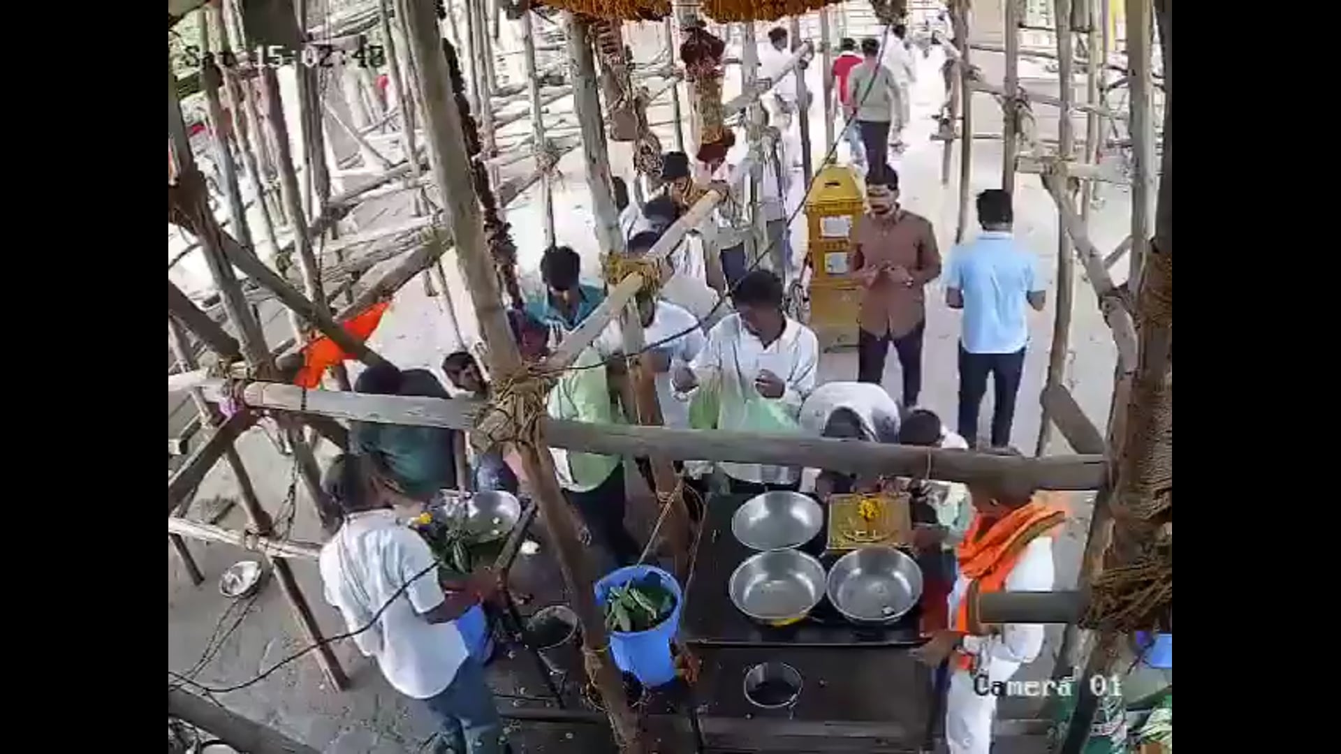 ▶️.....महाराष्ट्र में हनुमान मंदिर की अंडर कंस्ट्रक्शन छत गिरने से अभी तक 7 लोगों की मौत हो चुकी है
करीब 25 घायलों को अस्पताल पहुंचाया गया है
घटना का CCTV भी सामने आ गया है