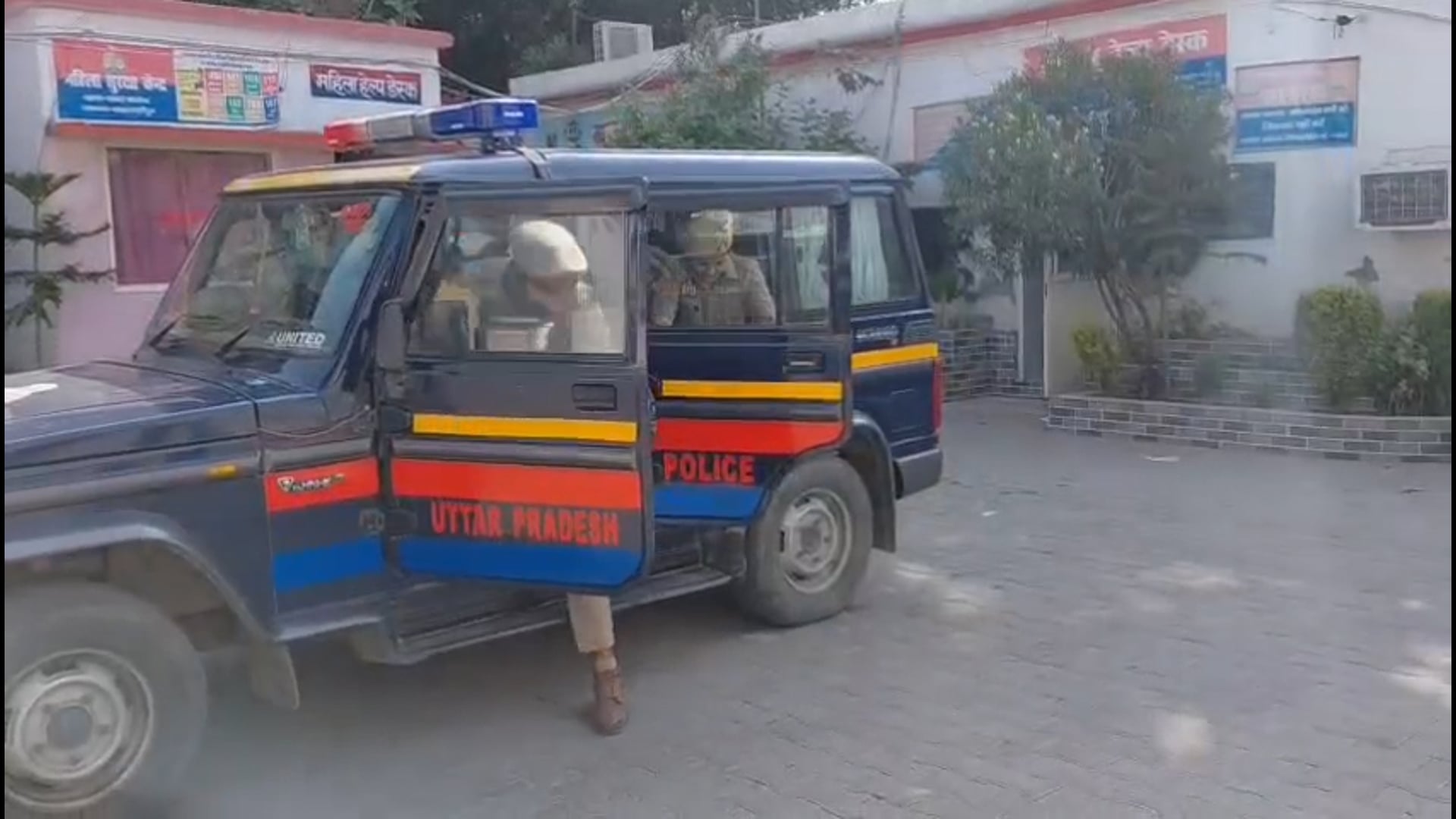 वृद्ध महिला से 17.19 लाख की साइबर ठगी का खुलासा, मां-बेटे गिरफ्तार

शाहजहाँपुर में सदर बाजार थाना पुलिस और साइबर टीम ने वृद्ध महिला के बैंक खाते से 17.19 लाख रुपये की साइबर ठगी का खुलासा करते हुए मां-बेटे को गिरफ्तार किया है। दोनों के कब्जे से करीब 13.15 लाख रुपये की सोने-हीरे की ज्वेलरी, तीन मोबाइल फोन, पीड़िता का डेबिट कार्ड और 36,642 रुपये नकद बरामद हुए हैं। पुलिस के अनुसार आरोपितों ने रिश्तेदारी का फायदा उठाकर महिला के बैंक खाते से जुड़े डेबिट कार्ड और सिम का दुरुपयोग कर एटीएम, यूपीआई, पीओएस व आईएमपीएस के माध्यम से 38 ट्रांजेक्शन कर रकम निकाली और उससे ज्वेलरी खरीदी। मामले में अन्य लोगों की भूमिका की भी जांच की जा रही है।