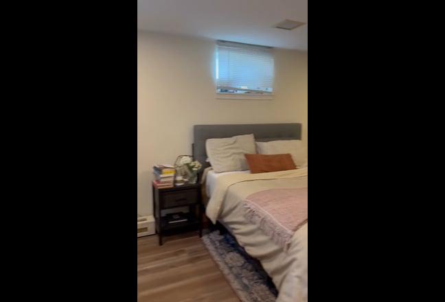 1 mid size room, 1 extra large room Main Photo