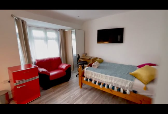 Lux  en-suite Double Room available in July !  Main Photo