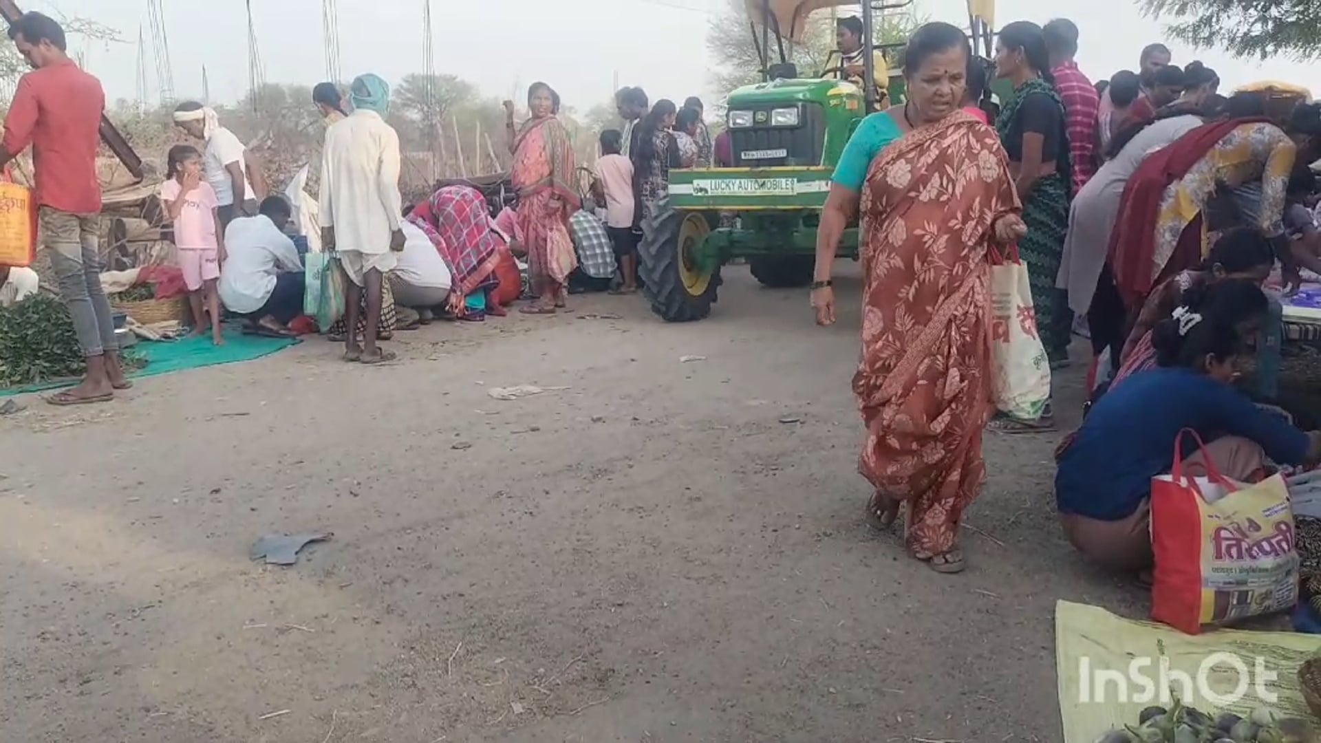 वाघोली आठवडी बाजारात रेती वाहतुकीचा धुरळा नागरिकांच्या जीवाला धोका महसूल विभागाला व ग्रामपंचायतला  नागरिकांचा सवाल