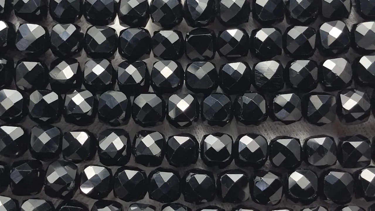宝石質ブラックスピネル AAA キューブカット6×6×6mm 半連/1連(約36cm