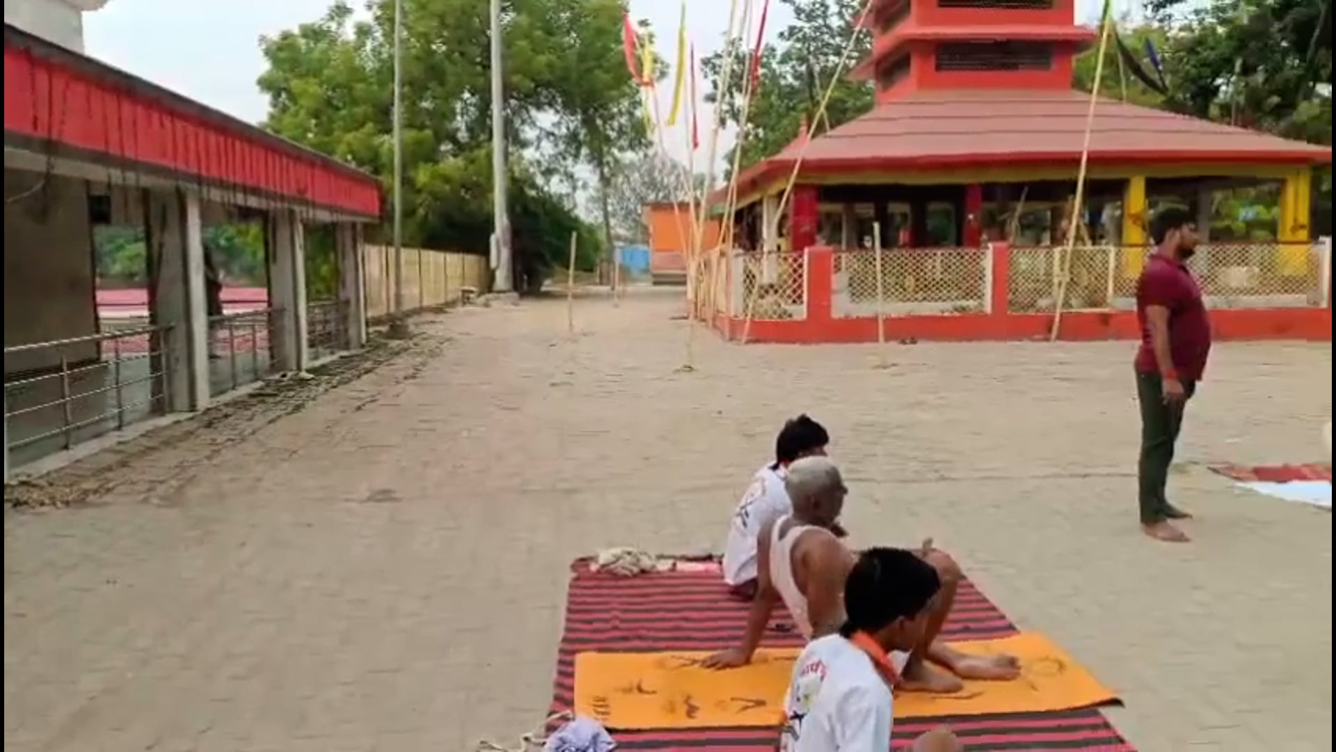 सहतवार कस्बे में अंतर्राष्ट्रीय योग दिवस पर लोगो ने योग को अपने जीवन का हिस्सा बनाने का लिया संकल्प