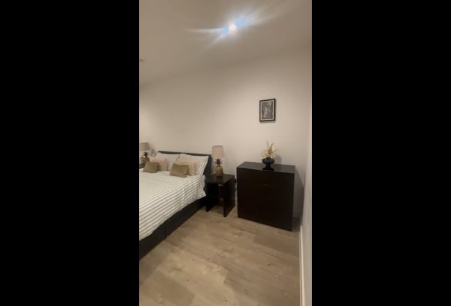 Spacious double room with king size bed  Main Photo