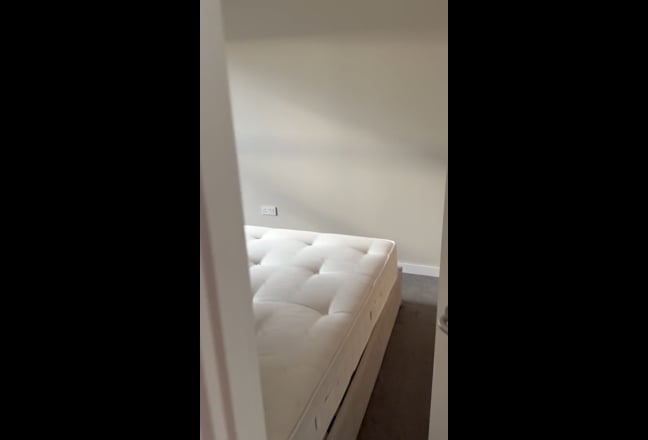 Double Room with en-suite Washroom in city centre  Main Photo