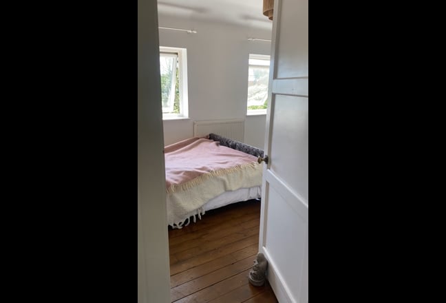 Sunny double room in very peaceful household  Main Photo