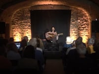 El directe íntim i en format acústic de Victòria Vilalta obre el cicle de concerts del Portalblau