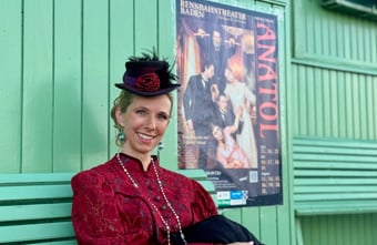 Rennbahntheater Baden brachte Schnitzlers "Anatol" auf die Open-Air-Bühne