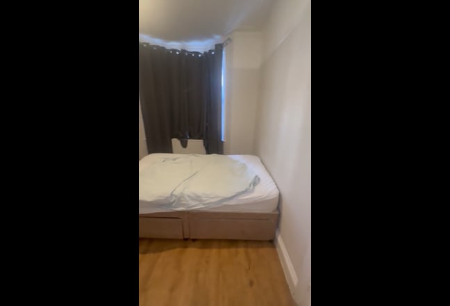 A big furnished double room| WiFi| bills included Main Photo