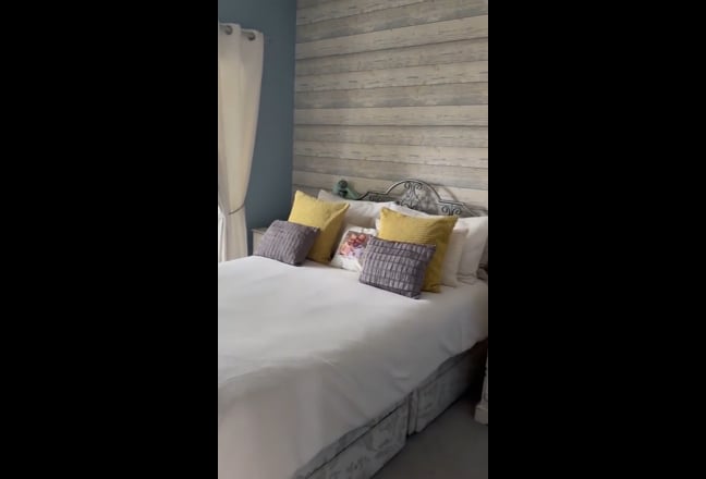 Double room to rent in large semi detached house Main Photo
