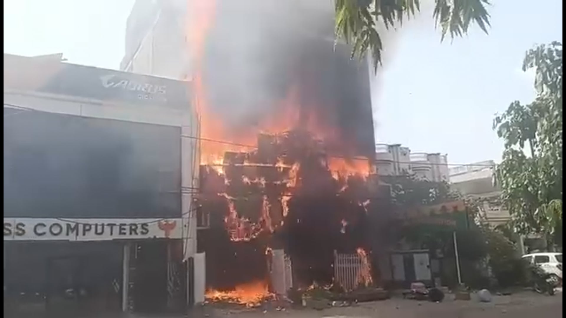 लखनऊ के एक कोचिंग सेंटर में आग लगने से 14 बच्चों की जिंदा जलकर मौत और 16 से अधिक गंभीर रूप से झुलसे।