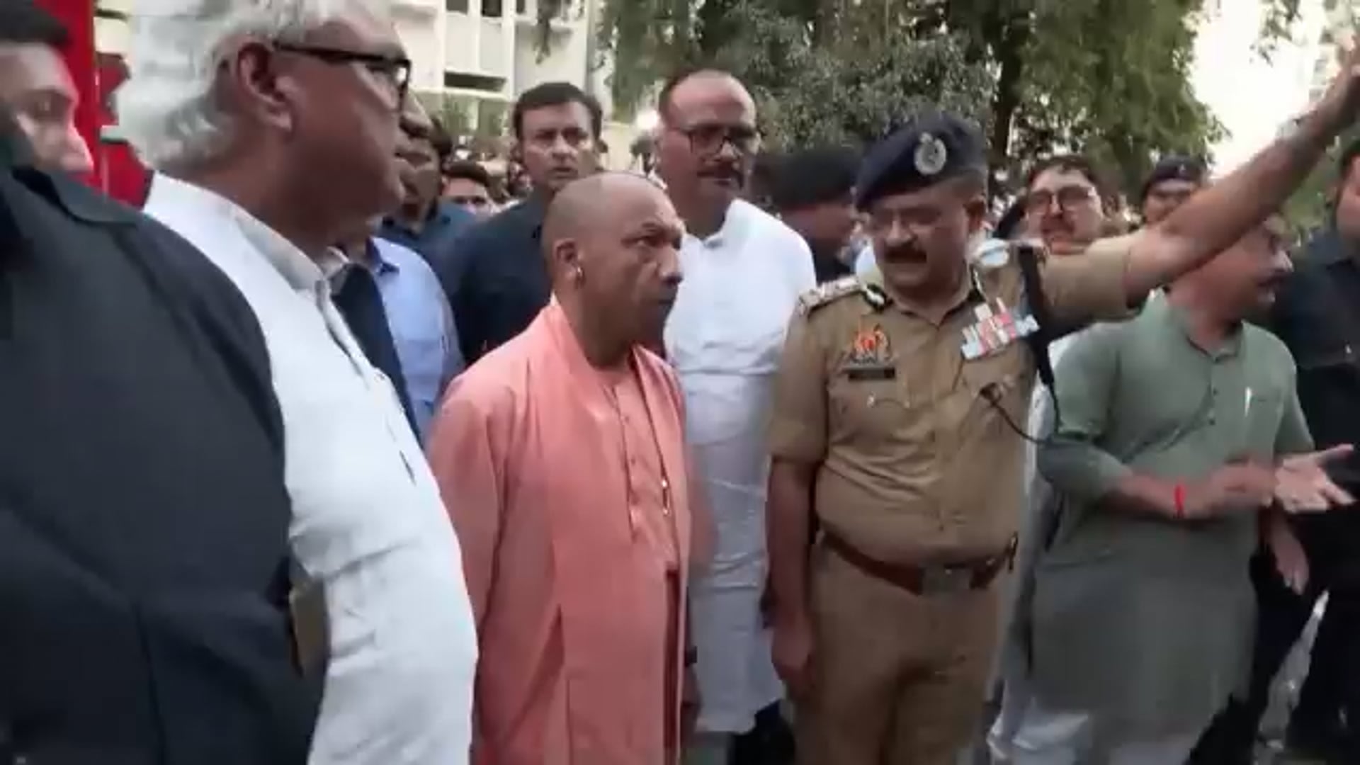 लखनऊ अग्निकांड के बाद मुख्यमंत्री योगी पहुंचे घटनास्थल का लिया जायजा घायल बच्चों से मिलने पहुंचे अस्पताल।