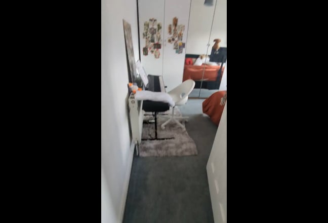 Luxury King size bedroom Available now bills incl Main Photo