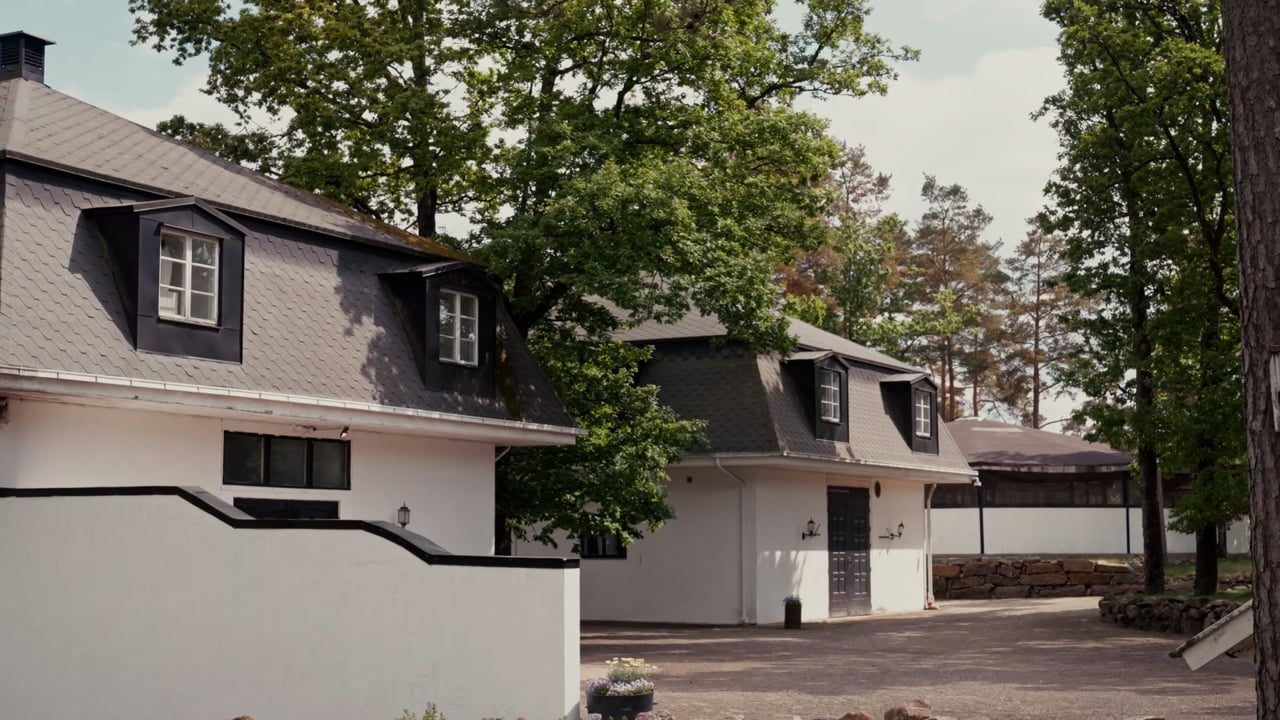 Gård med jordbruk på Widebäcks Hästcenter Landvetter Härryda kommun - video