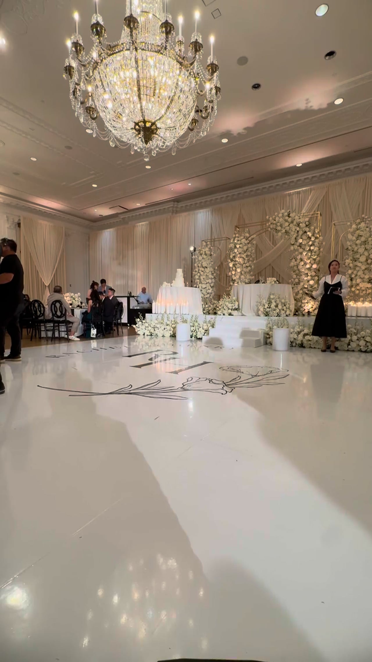 Manli Li hosting a Cantonese wedding