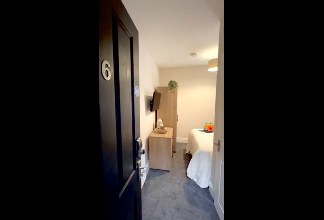 Quiet, Stylish rooms for Working Professionals Main Photo