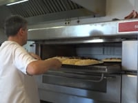 Els pastissers de l'Escala auguren una bona venda de coques per Sant Joan