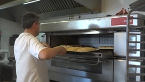 Els pastissers de l'Escala auguren una bona venda de coques per Sant Joan