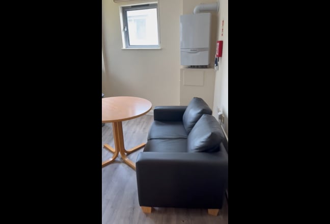 3 x Double Sized Rooms - Prime Location  Main Photo