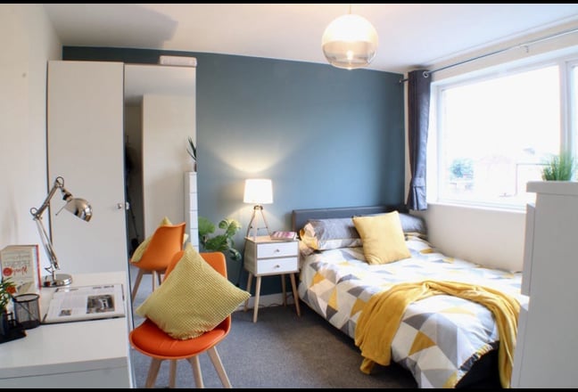 Large En-suite Double Room in luxury house share.  Main Photo