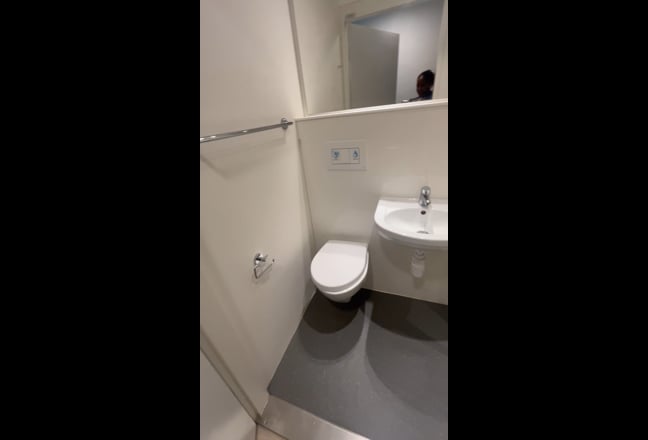Video 1: En-suite bathroom and look of room