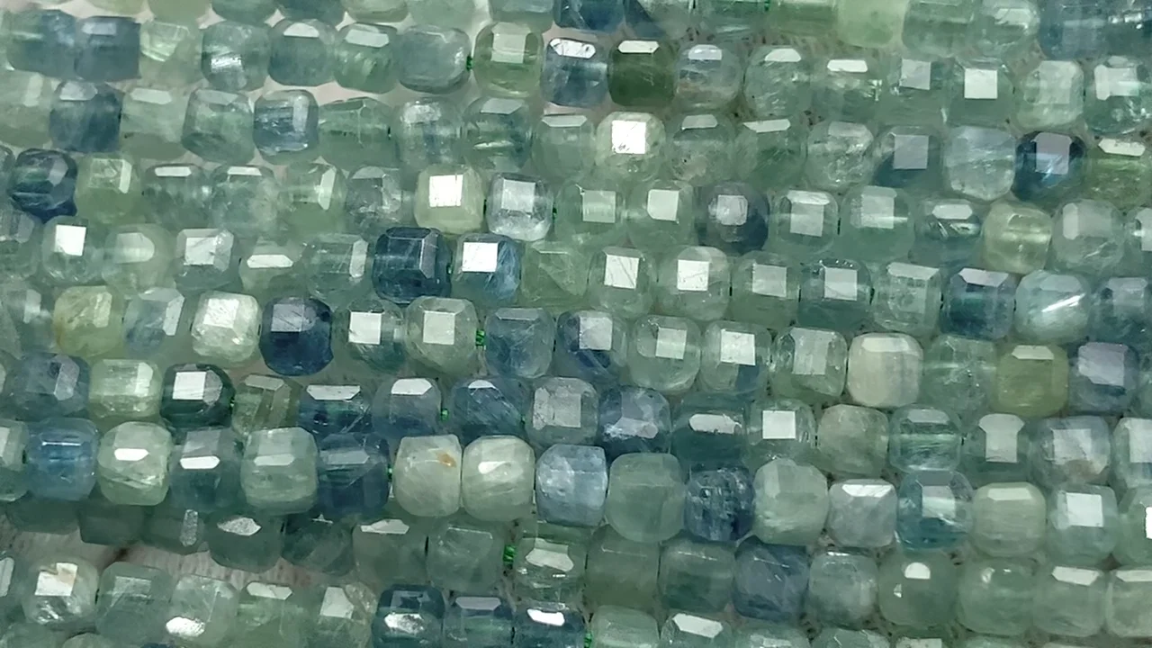 ブルーグリーンカイヤナイト AA++ キューブカット3×3×3mm 1連(約36cm
